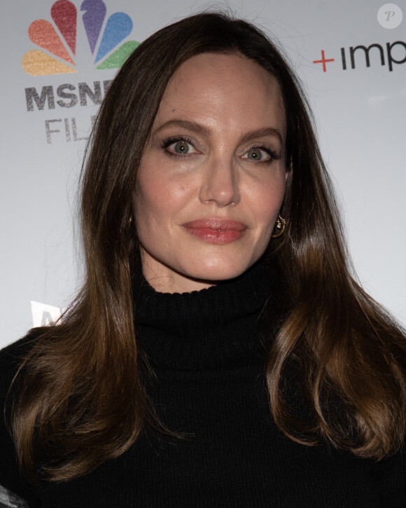 Angelina Jolie - Première du film "Paper And Glue: A JR Project" à Los Angeles le 18 novembre 2021. 
