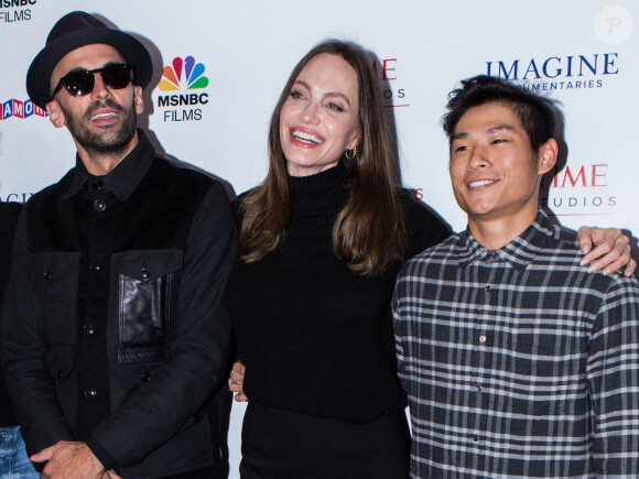 JR, Angelina Jolie, Pax Thien Jolie-Pitt - Première du film "Paper And Glue: A JR Project" à Los Angeles le 18 novembre 2021. 