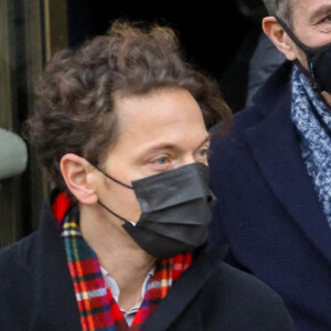 Le chanteur Raphaël et sa compagne Mélanie Thierry - Sorties des obsèques (bénédiction) de Gaspard Ulliel en l'église Saint-Eustache à Paris. Le 27 janvier 2022 © Jacovides-Moreau / Bestimage