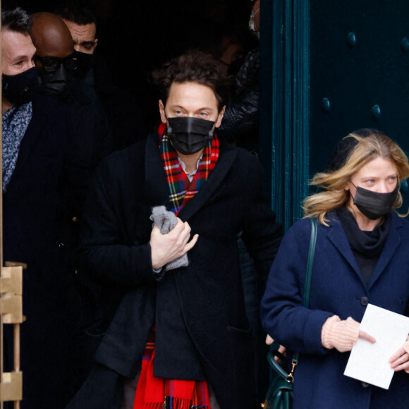 Le chanteur Raphaël et sa compagne Mélanie Thierry - Sorties des obsèques (bénédiction) de Gaspard Ulliel en l'église Saint-Eustache à Paris. Le 27 janvier 2022 © Jacovides-Moreau / Bestimage