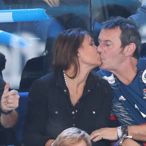 Jean-Luc Reichmann embrasse sa femme Nathalie lors du match de finale du mondial de handball, France - Norvège à l'AccorHotels Arena à Paris, France, le 29 janvier 2017. © Cyril Moreau/Bestimage 
