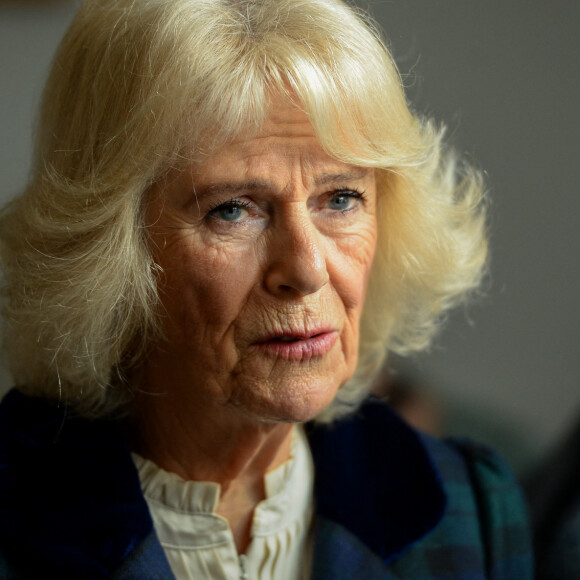 Camilla Parker Bowles, duchesse de Cornouailles, lors d'une visite à l'association caritative VOICES à Bath, Royaume Uni, le 8 février 2022. 