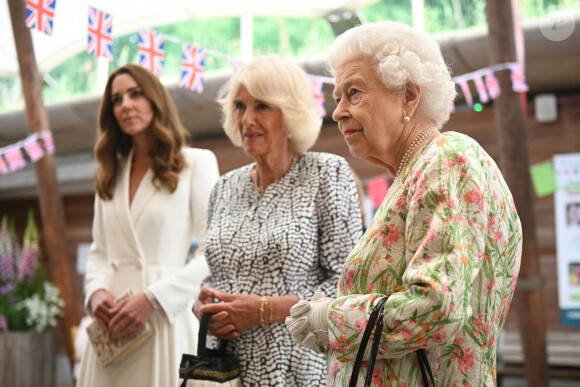 La reine Elizabeth II, Camilla Parker Bowles, duchesse de Cornouailles, et Kate Middleton, duchesse de Cambridge, participent au Big Lunch Initiative en marge du sommet du G7 à Saint Ives le 11 juin 2021. 