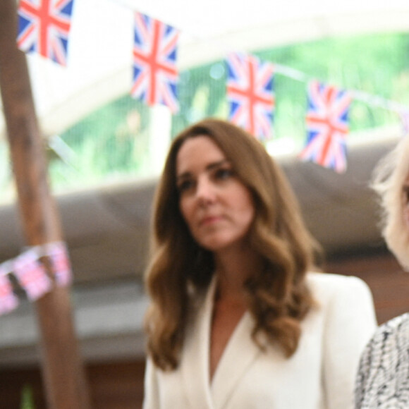 La reine Elizabeth II, Camilla Parker Bowles, duchesse de Cornouailles, et Kate Middleton, duchesse de Cambridge, participent au Big Lunch Initiative en marge du sommet du G7 à Saint Ives le 11 juin 2021. 