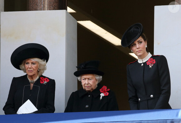 Camilla Parker Bowles, duchesse de Cornouailles, la reine Elisabeth II d'Angleterre et Catherine (Kate) Middleton, duchesse de Cambridge lors de la cérémonie du centenaire de l'armistice du 11 novembre 1918 au palais de Whitehall à Londres, Royaume Uni, le 11 novembre 2018. 