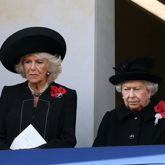 Camilla Parker Bowles, duchesse de Cornouailles, la reine Elisabeth II d'Angleterre et Catherine (Kate) Middleton, duchesse de Cambridge lors de la cérémonie du centenaire de l'armistice du 11 novembre 1918 au palais de Whitehall à Londres, Royaume Uni, le 11 novembre 2018. 