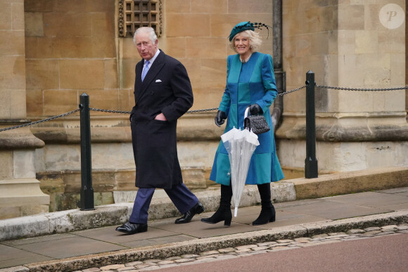 Le prince Charles, prince de Galles, et Camilla Parker Bowles, duchesse de Cornouailles, arrivent à la messe de Noël à la Chapelle Saint-George du château de Windsor, le 25 décembre 2021. 