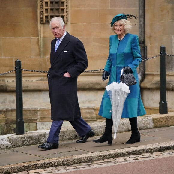 Le prince Charles, prince de Galles, et Camilla Parker Bowles, duchesse de Cornouailles, arrivent à la messe de Noël à la Chapelle Saint-George du château de Windsor, le 25 décembre 2021. 