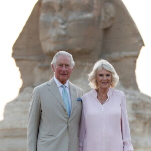 Le prince Charles, prince de Galles, et Camilla Parker Bowles, duchesse de Cornouailles, visitent les pyramides de Guizeh et le Sphynx dans le cadre de leur voyage officiel en Egypte, le 18 novembre 2021. 