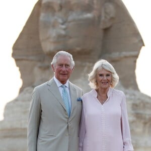 Le prince Charles, prince de Galles, et Camilla Parker Bowles, duchesse de Cornouailles, visitent les pyramides de Guizeh et le Sphynx dans le cadre de leur voyage officiel en Egypte, le 18 novembre 2021. 