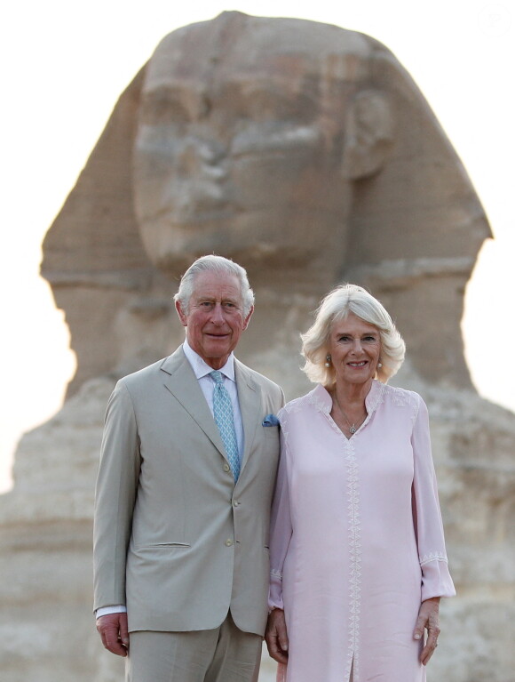 Le prince Charles, prince de Galles, et Camilla Parker Bowles, duchesse de Cornouailles, visitent les pyramides de Guizeh et le Sphynx dans le cadre de leur voyage officiel en Egypte, le 18 novembre 2021. 