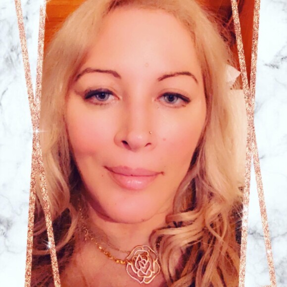 Loana, ex-star de télé-réalité, s'affiche radieuse sur Instagram.