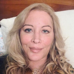 Loana, ex-star de télé-réalité, s'affiche radieuse sur Instagram.