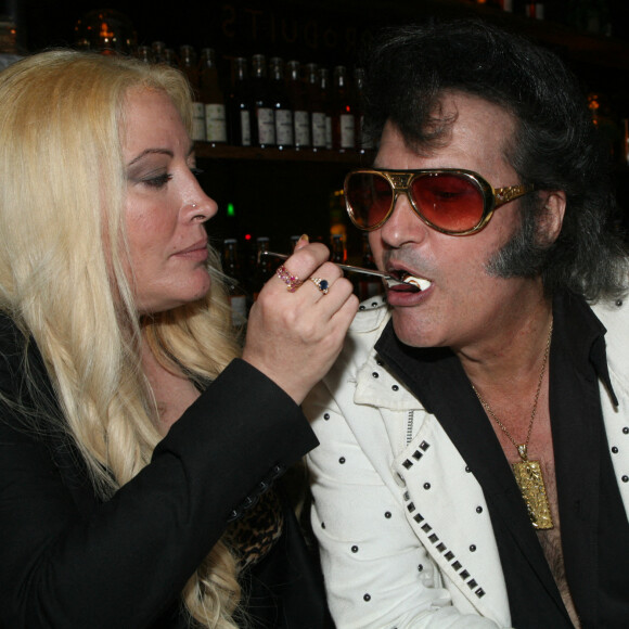 Exclusif - Suite à un problème technique et le report du concert au Nez Rouge, Loana et Eryl Prayer vont manger une crêpe à Paris le 25 septembre 2021. © JLPPA / Bestimage