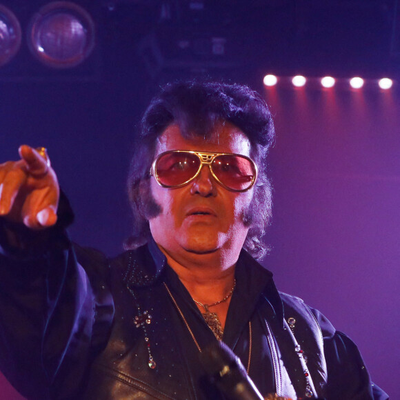 Exclusif - Eryl Prayer - Concert de Eryl Prayer (sosie d'Elvis Presley) lors de la tournée "Elvis Tour intimiste" avec la participation de Loana au bateau théâtre "Le Nez Rouge" à Paris, le 26 juin 2021. © Christophe Clovis / Bestimage