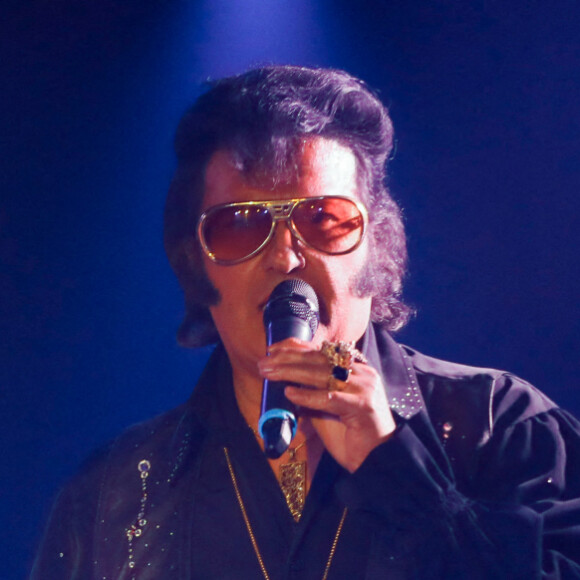 Exclusif - Loana (Loana Petrucciani), Eric Prayer (sosie d'Elvis Presley) - Concert de Eryl Prayer (sosie d'Elvis Presley) lors de la tournée "Elvis Tour intimiste" avec la participation de Loana au bateau théâtre "Le Nez Rouge" à Paris, le 26 juin 2021. © Christophe Clovis / Bestimage