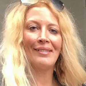 Loana, ex-star de télé-réalité, s'affiche radieuse sur Instagram.