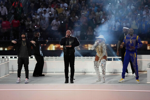 Eminem, Dr. Dre, Mary J. Blige et Snoop Dogg pendant la mi-temps du Super Bowl LVI à Los Angeles, le 13 février 2022. Photo USA Today Sports/SPUS/ABACAPRESS.COM