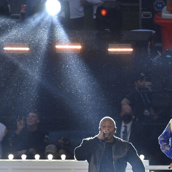 Dr Dre et Snoop Dog pendant la mi-temps du Super Bowl LVI à Los Angeles, le 13 février 2022. Photo Jim Ruymen/UPI/ABACAPRESS.COM