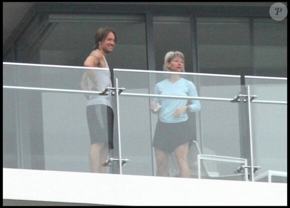 Keith Urban, en mode sport, est au côté de Nicole Kidman, qui fait du vélo d'appartement sur la terrasse en Australie le 30 décembre 2009