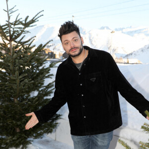 Kev Adams au photocall du film "Maison de retraite" lors de la 25ème édition du Festival international du film de comédie de l'Alpe d'Huez, France, le 22 janvier 2022. © Dominique Jacovides/Bestimage 