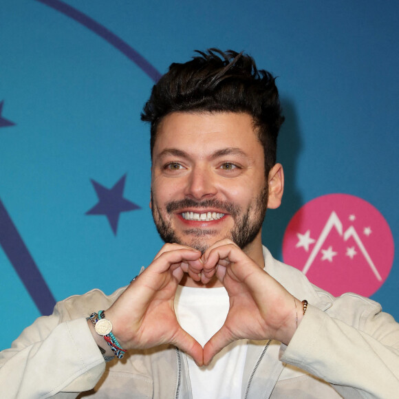 Kev Adams au photocall de la 5ème soirée de compétition de la 25ème édition du Festival international du film de comédie de l'Alpe d'Huez, France, le 21 janvier 20222. © Dominique Jacovides/Bestimage 