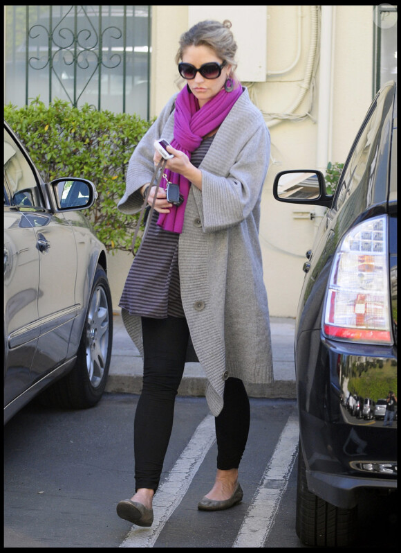Rebecca Gayheart fait du shopping à Los Angeles le 7 janvier 2010
