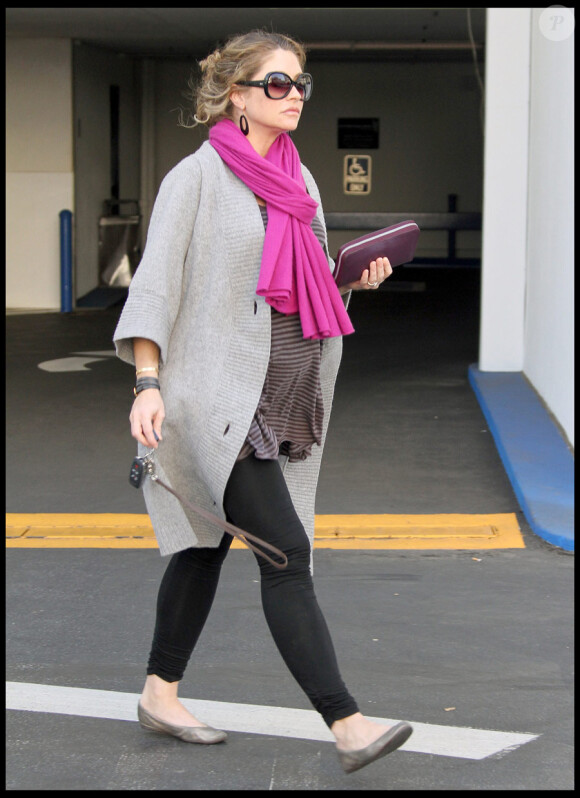 Rebecca Gayheart fait du shopping à Los Angeles le 7 janvier 2010