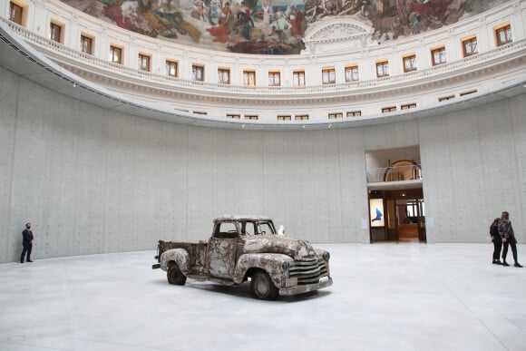 "Unbaled Truck", oeuvre de Charles Ray, 2021 - Vernissage de l'exposition de Charles Ray à la Bourse du Commerce à Paris. Le 15 février 2022. @ Bertrand Rindoff/Bestimage