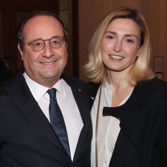 François Hollande et sa compagne Julie Gayet - Vernissage de l'exposition de Charles Ray à la Bourse du Commerce à Paris. @ Bertrand Rindoff/Bestimage