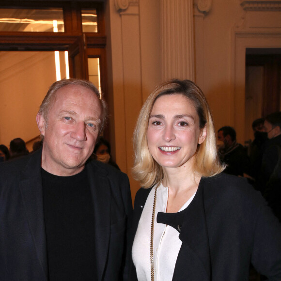 François-Henri Pinault et Julie Gayet - Vernissage de l'exposition de Charles Ray à la Bourse du Commerce à Paris. Le 15 février 2022. @ Bertrand Rindoff/Bestimage