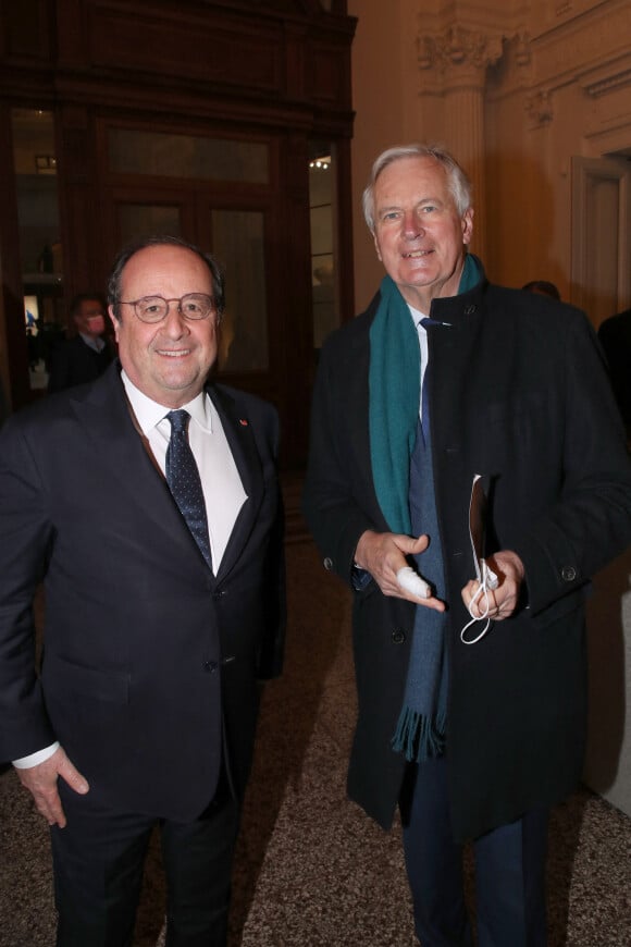 François Hollande et Michel Barnier - Vernissage de l'exposition de Charles Ray à la Bourse du Commerce à Paris. Le 15 février 2022. @ Bertrand Rindoff/Bestimage