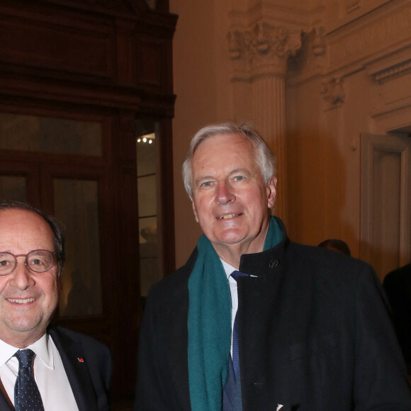 François Hollande et Michel Barnier - Vernissage de l'exposition de Charles Ray à la Bourse du Commerce à Paris. Le 15 février 2022. @ Bertrand Rindoff/Bestimage