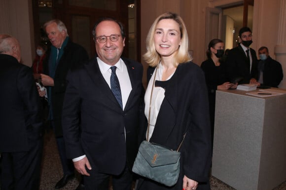 François Hollande et sa compagne Julie Gayet - Vernissage de l'exposition de Charles Ray à la Bourse du Commerce à Paris. Le 15 février 2022. @ Bertrand Rindoff/Bestimage