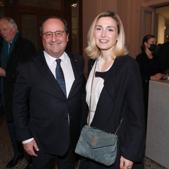 François Hollande et sa compagne Julie Gayet - Vernissage de l'exposition de Charles Ray à la Bourse du Commerce à Paris. Le 15 février 2022. @ Bertrand Rindoff/Bestimage