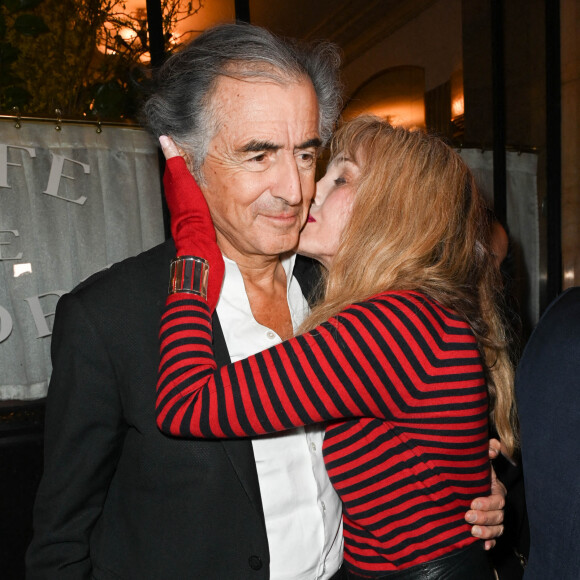 Bernard-Henri Lévy et Arielle Dombasle - Lancement du numéro 75 de la revue littéraire "La règle du jeu", avec pour thème "Comment lisez-vous ?", au Café de Flore à Paris. Le 16 février 2022. © Coadic Guirec / Bestimage