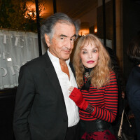 Arielle Dombasle et Bernard-Henri Lévy amoureux : tendre baiser pour une chic soirée parisienne avec les VIP