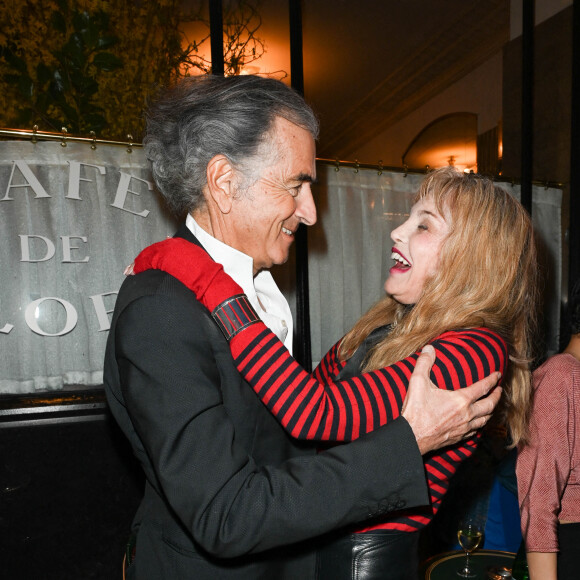 Bernard-Henri Lévy et Arielle Dombasle - Lancement du numéro 75 de la revue littéraire "La règle du jeu", avec pour thème "Comment lisez-vous ?", au Café de Flore à Paris. Le 16 février 2022 © Coadic Guirec / Bestimage