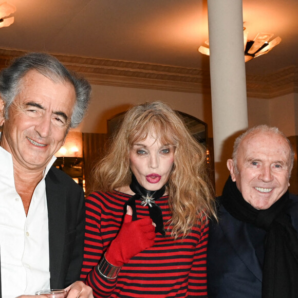 Bernard-Henri Lévy, Arielle Dombasle et François Pinault - Lancement du numéro 75 de la revue littéraire "La règle du jeu", avec pour thème "Comment lisez-vous ?", au Café de Flore à Paris. Le 16 février 2022 © Coadic Guirec / Bestimage