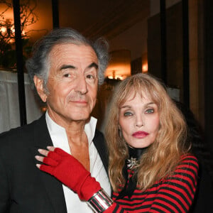 Bernard-Henri Lévy et Arielle Dombasle - Lancement du numéro 75 de la revue littéraire "La règle du jeu", avec pour thème "Comment lisez-vous ?", au Café de Flore à Paris. Le 16 février 2022 © Coadic Guirec / Bestimage