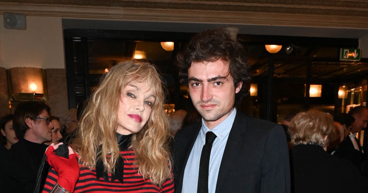Nathan Devers Arielle Dombasle et Nathan Devers - Lancement du numéro 75 de la revue  littéraire La règle du jeu, avec pour thème Comment lisez-vous ?, au Café  de Flore à Pari - Purepeople