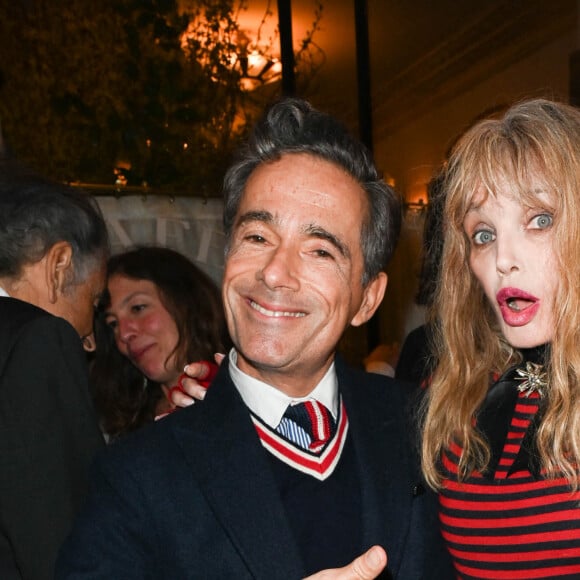 Vincent Darré et Arielle Dombasle - Lancement du numéro 75 de la revue littéraire "La règle du jeu", avec pour thème "Comment lisez-vous ?", au Café de Flore à Paris. Le 16 février 2022 © Coadic Guirec / Bestimage