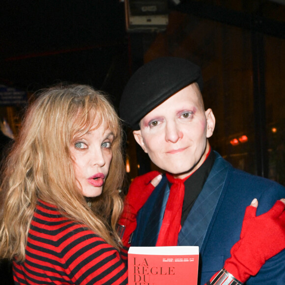 Arielle Dombasle et Ali Mahdavi - Lancement du numéro 75 de la revue littéraire "La règle du jeu", avec pour thème "Comment lisez-vous ?", au Café de Flore à Paris. Le 16 février 2022 © Coadic Guirec / Bestimage