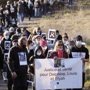 La famille et les proches se sont réunis pour une marche blanche en hommage à Delphine Jubillar, l'infirmière de 33 ans, disparue il y a un an, à Cagnac-les-Mines. Le 19 décembre 2021