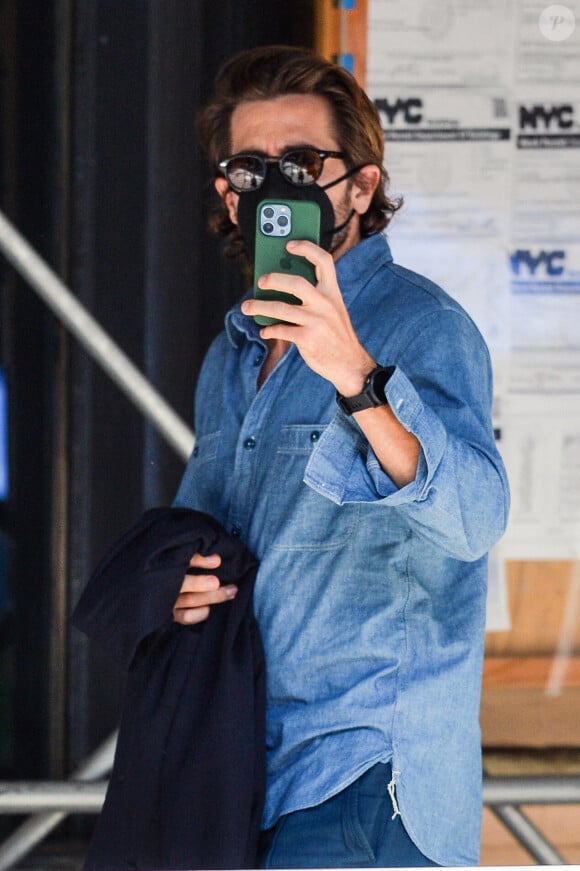 Exclusif - Jake Gyllenhaal prend des photos en se promenant à New York, le 11 octobre 2021. 