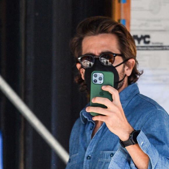 Exclusif - Jake Gyllenhaal prend des photos en se promenant à New York, le 11 octobre 2021. 