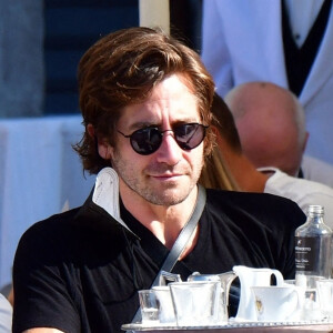 Exclusif - Jake Gyllenhaal prend un verre en terrasse avec des amis à Venise le 2 septembre 2021. 
