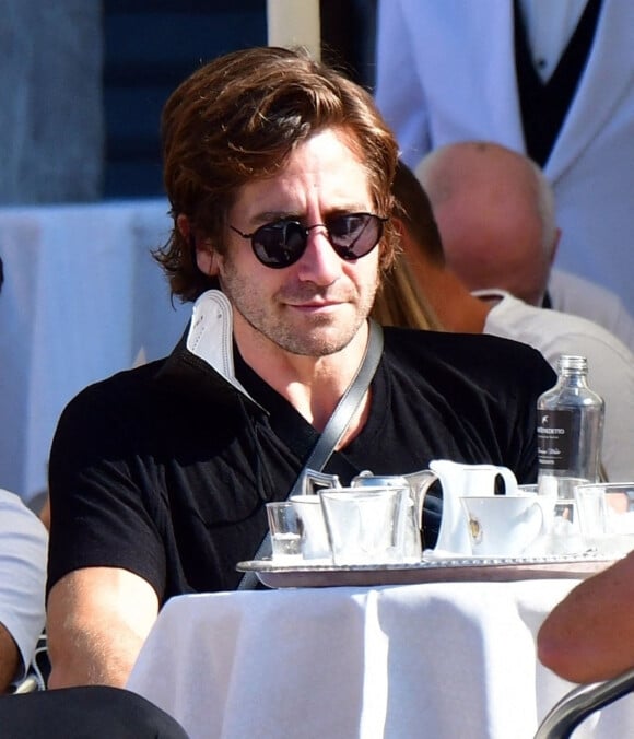 Exclusif - Jake Gyllenhaal prend un verre en terrasse avec des amis à Venise le 2 septembre 2021. 