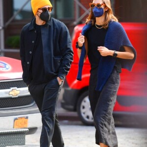 Exclusif - Jake Gyllenhaal et sa compagne Jeanne Cadieu se baladent dans le quartier de Tribeca à New York le 29 septembre 2021. 