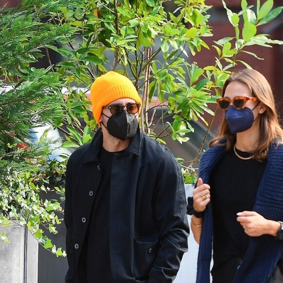 Exclusif - Jake Gyllenhaal et sa compagne Jeanne Cadieu se baladent dans le quartier de Tribeca à New York le 29 septembre 2021. 